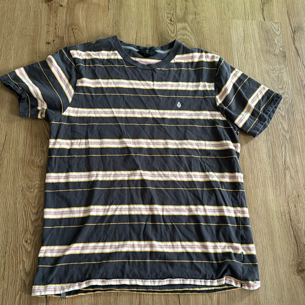 Volcom t shirt